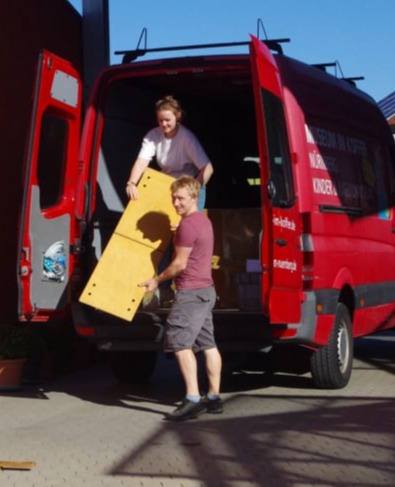 Ausleihe - der Bus des Museum im Koffer wird ausgeladen